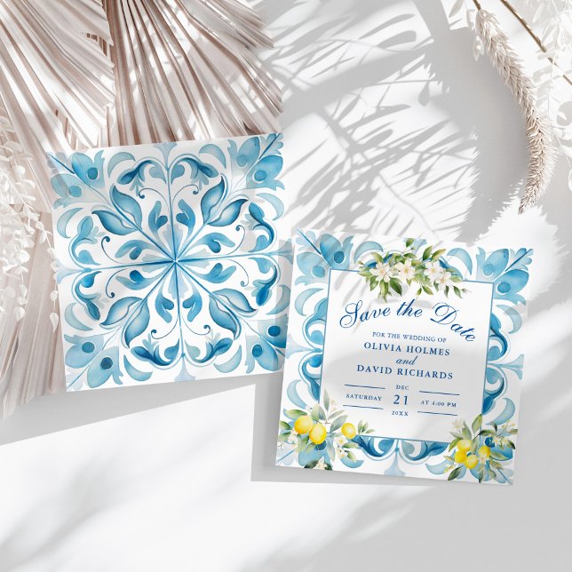 Reserve A Data Azulejos Azuis Modernos e Limão para Salvar o Cart (Modern Blue Tiles and Lemon Save the Date Card on a sunny white table with white dry palm leaf.)