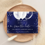 Reserve A Data Balões brancos, azuis e doces, 16 marinhos brilham<br><div class="desc">Uma garota e moda Salve o cartão de data para uma doce festa de aniversário 16,  16. Um fundo azul marinho incolor. Decorado com falso brilho prateado e balões brancos. O texto: Salvar a Data é gravado com um script de estilo com letra de tendência grande.</div>