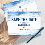 Reserve A Data Bar Mitzvah Bold Moderno Tipografia Marinho Azul F<br><div class="desc">Certifique-se de que todos os seus amigos e parentes serão capazes de celebrar o marco Bar do seu filho Mitzvah! Envie este cartão de lançamento legal, exclusivo, moderno e personalizado "Salvar a Data". Traços de pincel de folha azul-clara metálico, juntamente com tipografia azul-marinho e estrela de David, sobrepõem um plano...</div>