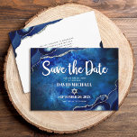 Reserve A Data Bar Mitzvah Modern Blue Agate Watercolor Script<br><div class="desc">Certifique-se de que todos os seus amigos e parentes serão capazes de celebrar o marco Bar do seu filho Mitzvah! Envie este cartão de lançamento legal, exclusivo, moderno e personalizado "Salvar a Data". A tipografia de guião branca e Estrela de David sobrepõem um fundo de aquarela de galáxia azul profunda...</div>