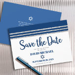 Reserve A Data Bar Mitzvah Modern Marinho Blue Silver Tallit Scri<br><div class="desc">Certifique-se de que todos os seus amigos e parentes serão capazes de celebrar o marco Bar do seu filho Mitzvah! Envie este cartão de lançamento legal, exclusivo, moderno e personalizado "Salvar a Data". A tipografia de escrita azul-marinho, estrela de David e um talento gráfico listrado azul-marinho e prateado inspiraram uma...</div>
