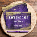Reserve A Data Bar Mitzvah Purple Watercolor Gold Foil Modern<br><div class="desc">Certifique-se de que todos os seus amigos e parentes serão capazes de celebrar o marco Bar do seu filho Mitzvah! Envie este cartão de lançamento legal, exclusivo, moderno e personalizado "Salvar a Data". Traços de pincel de folha de ouro metálicos e Estrela de David, juntamente com tipografia branca e ousada,...</div>
