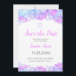 Reserve A Data Bat Mitzvah Guarda a Data<br><div class="desc">Sombras de flores azuis, cor-de-rosa, lavandas e aqua e uma estrela de David decoram esta elegante aquarela Bat Mitzvah Guarde o cartão Date. Este design apresenta uma borda floral no topo e na base. Seus detalhes de celebração podem ser personalizados em uma tipografia moderna em rosa e cinzas. A parte...</div>