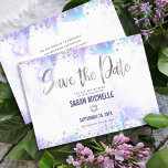 Reserve A Data Bat Mitzvah Modern Silver Script Puro Watercolor<br><div class="desc">Certifique-se de que todos os seus amigos e parentes serão capazes de celebrar o marco da sua filha Bat Mitzvah! Envie esta incrível, moderna, brilhante folha de papel e pontos brilhantes prateados e script manuscrito contra um fundo de aquarela roxo, personalizado cartão de anúncio "Salvar a Data". Sua mensagem personalizada...</div>