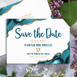 Reserve A Data Bat Mitzvah Moderno Turquesa Ouro Ágata Script<br><div class="desc">Certifique-se de que todos os seus amigos e parentes poderão celebrar o marco da Bat Mitzvah de sua filha! Envie este cartão de anúncio "Salve a Data" personalizado, moderno e único. A tipografia em script azul escuro e a Estrela de Davi em dourado falso sobrepõem um fundo branco simples e...</div>