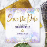 Reserve A Data Bat Mitzvah Purple Watercolor Script Square<br><div class="desc">Certifique-se de que todos os seus amigos e parentes serão capazes de celebrar o marco da sua filha Bat Mitzvah! Envie esta incrível, moderna, brilhante folha de ouro, pontos brilhantes e script de tipografia contra um fundo de aquarela púrpura, personalizado cartão de anúncio "Salvar a Data". Personalize o texto personalizado...</div>