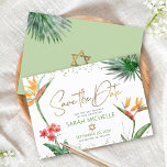 Reserve A Data Bat Tropical Verde Mitzvah Floral Palm Moderno<br><div class="desc">Certifique-se de que todos os seus amigos e parentes serão capazes de celebrar o marco da sua filha Bat Mitzvah! Envie este cartão de anúncio personalizado "Salvar a Data". Aves aquáticas tropicais, impressionantes e coloridas, de flores paraíso, guião falso dourado manuscrito, Estrela de David e pontos brilhantes, juntamente com o...</div>