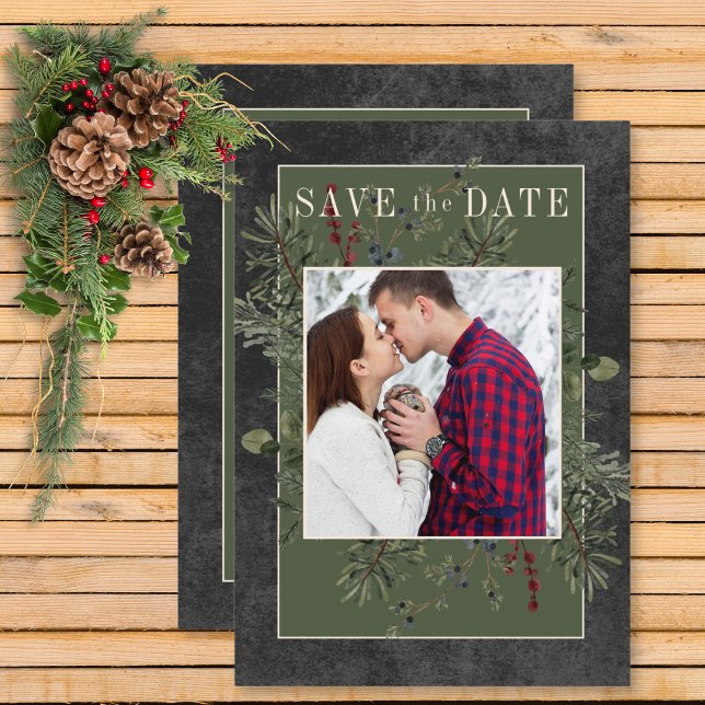 Reserve A Data Berries de inverno Russos e Preto-Pinheiro (Rustic Winter Berries & Pine Black Wedding Save the Date Card)