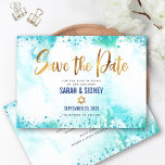 Reserve A Data B'nai Mitzvah Turquoise Watercolor Script Dourado<br><div class="desc">Certifique-se de que todos os seus amigos e familiares poderão celebrar o marco B’nai Mitzvah dos seus filhos! Envie este cartão de lançamento "Salvar a Data", moderno e personalizado. Escrita de caligrafia de folha de ouro faxes e Estrela de David, juntamente com pontos de confete azuis, sobrepõem um fundo de...</div>