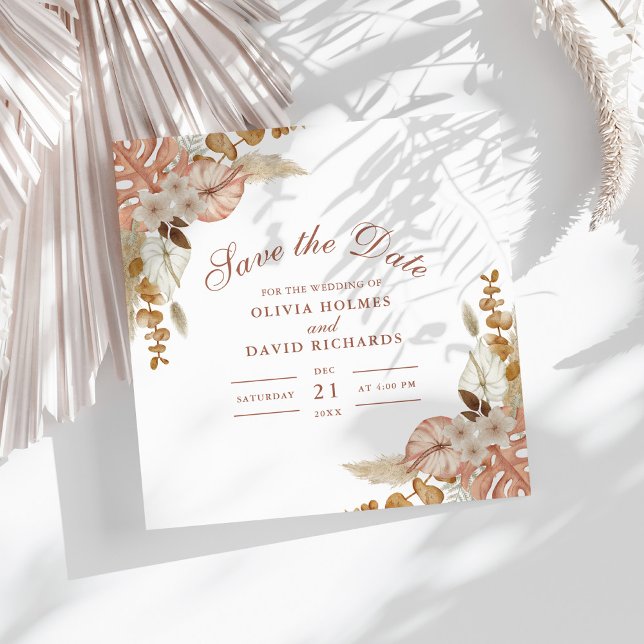 Reserve A Data Boho Floral Pampas Grass Casamento Salve a Data (Boho Floral Pampas Grass Wedding Save the Date on a sunny white table with neutral dry palm leaf.)