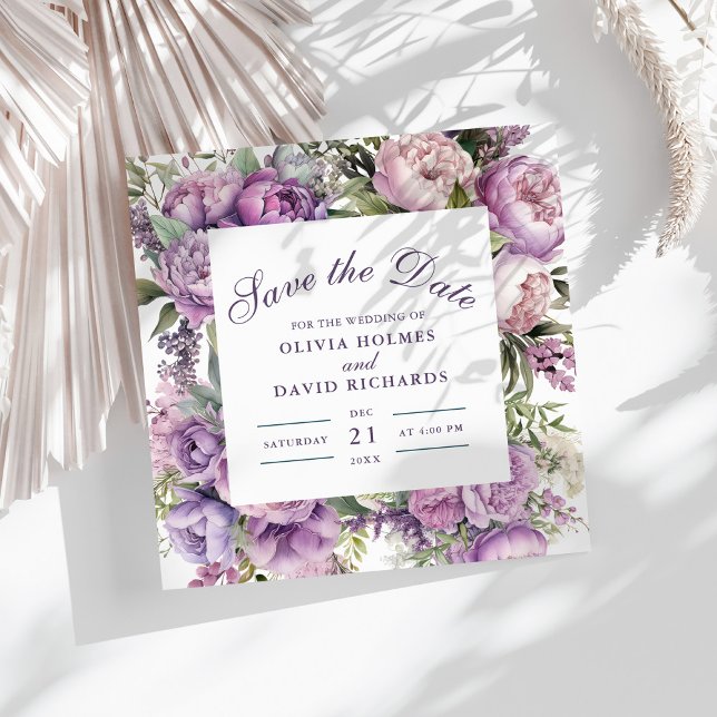 Reserve A Data Boho Lilac Floral Weding Date (Casamento Floral Bo (Boho Lilac Floral Wedding Save the Date on a sunny white table with dry palm leaf.)