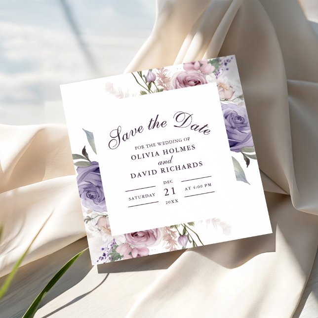 Reserve A Data Boho Mave e Lilac Floral Salvem a placa de data (Boho Mave and Lilac Floral Save The Date Card on a sunny table with soft elegant fabric.)