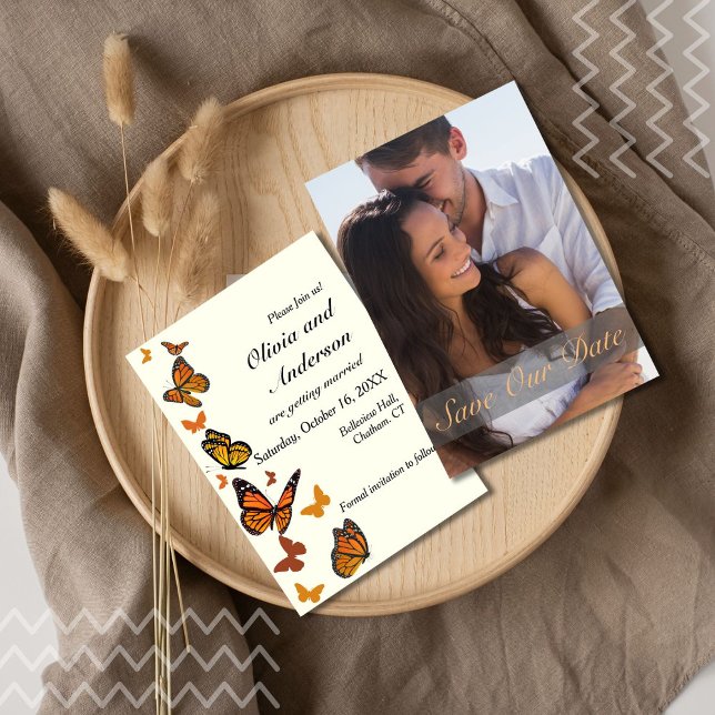 Reserve A Data Borboleta Monarca de Foto do casamento outono (Monarch butterflies add romantic fall vibes to this photo save the date. )