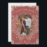 Reserve A Data Burgundy Berry Frame Foto Dourada Salvar Data<br><div class="desc">Um design de morango de arbustos é perfeito para as comemorações do outono e primavera! este cartão é quente e convidativo,  inclui uma fotografia do casal noivo e informa seus convidados sobre a data do casamento.</div>