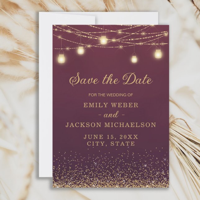 Reserve A Data Burgundy Dourada Corda Leve Salva Data (Elegant burgundy wedding Save the Date with gold glitter and string lights.)