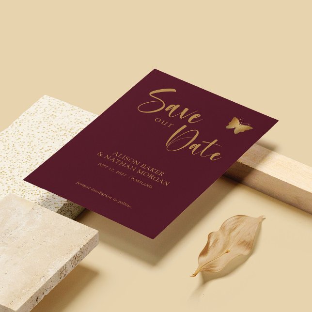 Reserve A Data Burgundy & Gold Script: Casamento da Borboleta Bri (Personalized Burgundy & Gold Script: Glitter Butterfly Wedding Save The Date)