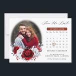 Reserve A Data Calendário de Fotos Metálico Vermelho Branco Real<br><div class="desc">Calendário com tema elegante vermelho branco e prata cartão de salvar a data com buquê elegante de flores de rosa vermelhas rubi reais, carmesim, prata, botões de flores brancas puras e folhas de eucalipto. Por favor, entre em contato comigo para qualquer ajuda na personalização ou se você precisar de qualquer...</div>