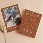 Reserve A Data Calendário de Fotos Minimalista Laranja Moderno Qu<br><div class="desc">Calendário de Foto Minimalista Laranja Queimado Moderno Boho Salvar a Data. Personalize facilmente substituindo cada informação. Faça o upload de uma foto vertical/retrato. Mova o círculo clicando em Personalizar ainda mais. Verifique a visualização antes de adicionar ao carrinho. (Exemplo de foto de Mikhail Nilov,  de Pexels)</div>