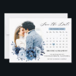 Reserve A Data Calendário Fotográfico de Naval Azul Pousado Botân<br><div class="desc">Elegante calendário de fotos com tema azul pousado / naval para salvar a data, apresentando um buquê elegante de flores azuis pousadas, botões de rosa naval e folhas de eucalipto azul. Por favor, entre em contato comigo para qualquer ajuda na personalização ou se você precisar de qualquer outro produto com...</div>