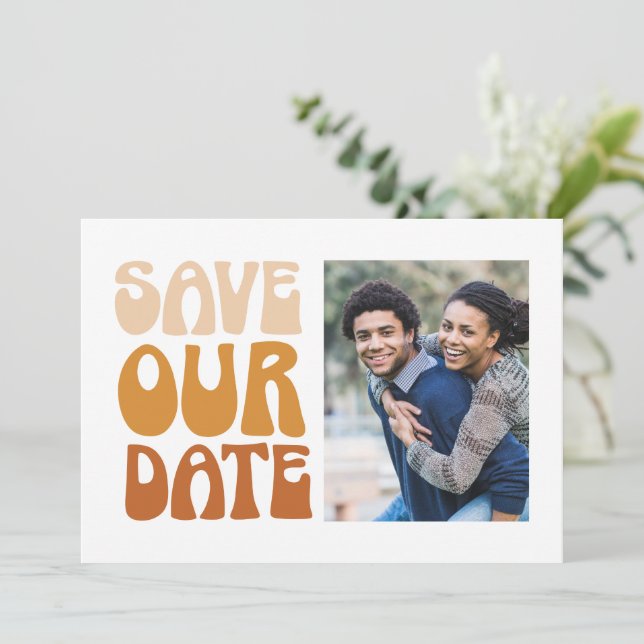 Reserve A Data Casamento Boho Foto Ousada Bege Marrom Retro 70 (Em pé/Frente)