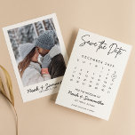 Reserve A Data Casamento Branco do Calendário Elegante Moderno Si<br><div class="desc">Casamento Branco do Calendário de Fotos Elegante Moderno Simples Salve a Data. Personalize facilmente substituindo cada informação. Faça o upload de uma foto vertical/retrato. Mova o círculo clicando em Personalizar ainda mais. Verifique a visualização antes de adicionar ao carrinho. (Exemplo de foto de Mikhail Nilov,  de Pexels)</div>