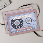 Reserve A Data Casamento com fita adesiva rosa retrorreflectora<br><div class="desc">Casamento de fita de cassete rosa retrorreflectora Salve as Cartões de Data - Víblias de Groovy Vintage para seu Dia Especial. Traga seus hóspedes de volta no tempo com nossos cartões únicos de salvamento do casamento, com um design de fita cassete cor-de-rosa e pálido. Adotar a essência ranhosa dos anos...</div>