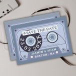Reserve A Data Casamento com fita azul-cola retrorreflectora<br><div class="desc">Casamento com fita azul-cola retrorreflectora Salve as Cartões-Data - Víblias de Groovy Vintage para seu Dia Especial. Traga seus hóspedes de volta no tempo com nossos cartões únicos de salvamento do casamento, com design de fita azul empoeirada e ousada. Adotar a essência ranhosa dos anos setenta, noventa e sessenta, à...</div>