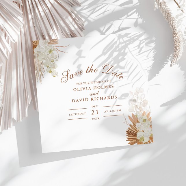 Reserve A Data Casamento com Orquídeas de Grama Moderno Terracott (Modern Terracotta Pampas Grass Orchids Wedding Save The Date on a sunny white table.
)