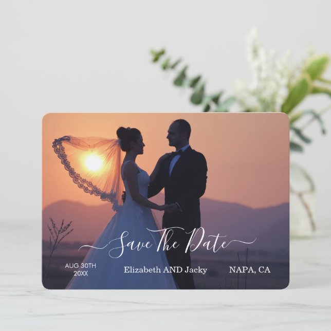 Reserve A Data Casamento de Caligrafia Preto e Branco Clássico e  (Em pé/Frente)