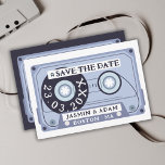 Reserve A Data Casamento de fita azul-cassete com Marinho retroat<br><div class="desc">Casamento de fita azul-cassete com Marinho retroativo Salve as placas de data - Víblias do Groovy Vintage para seu dia especial. Traga seus hóspedes de volta no tempo com nosso casamento exclusivo, salve os cartões de data com design de fita azul marinho ousada. Adotar a essência ranhosa dos anos setenta,...</div>
