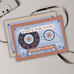 Reserve A Data Casamento de fita cassete de Terracotta<br><div class="desc">Casamento com fita cassete do Retro Terracotta Salve as Cartões de Data - Groovy Vintage Vibes para seu Dia Especial. Traga seus hóspedes de volta no tempo com nosso casamento único, salve os cartões de data com uma ousada design de fita cassete laranja queimada. Adotar a essência ranhosa dos anos...</div>