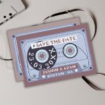 Reserve A Data Casamento de fita cassete roxa retrô-lilac<br><div class="desc">Casamento com fita cassete roxa contra Lilac Salve as Cartões de Data - Vibes de Groovy Vintage para seu Dia Especial. Traga seus hóspedes de volta no tempo com nossos cartões exclusivos de salvamento do casamento, com design de fita lilás roxa e arrojada. Adotar a essência ranhosa dos anos setenta,...</div>