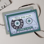Reserve A Data Casamento de fita da Cassete Verde Retro Emerald<br><div class="desc">Casamento de fita da Cassete Verde Emerald Salve as Cartões de Data - Vibes de Groovy Vintage para o seu Dia Especial. Traga seus hóspedes de volta no tempo com nossos cartões especiais de salvamento do casamento, com design de fita magnética verde escura e escura. Adotar a essência ranhosa dos...</div>