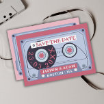 Reserve A Data Casamento de fita de cassete cor-de-rosa retrô mag<br><div class="desc">Casamento com fita adesiva rosa magenta Retro Salve as Cartões de Data - Víblias de Groovy Vintage para o seu dia especial. Traga seus hóspedes de volta no tempo com nossos cartões únicos de salvamento do casamento, com um design de fita adesiva rosa magenta e cor-de-rosa. Adotar a essência ranhosa...</div>