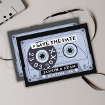 Reserve A Data Casamento de fita de cassete preto retrô<br><div class="desc">Casamento de fita de cassete preto retrô Salve as placas de data - Víblias de maratona para seu dia especial. Traga seus hóspedes de volta no tempo com nossos cartões exclusivos de salvamento do casamento, com design de fita magnética em preto, preto e branco. Adotar a essência ranhosa dos anos...</div>
