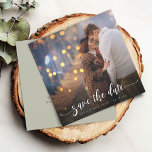 Reserve A Data Casamento de Foto de Caligrafia Moderna<br><div class="desc">Anúncio de casamento com caligrafia moderna com cauda ondulante e sua foto favorita,  cartão de salvar a data.</div>