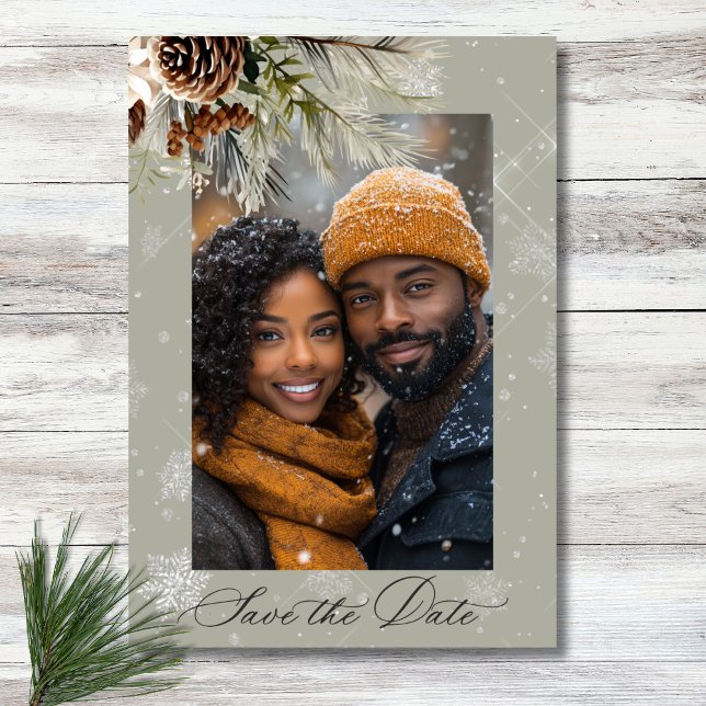 Reserve A Data Casamento De Foto De Sage Floral De Snowfall Rústi (Rustic Snowfall Pine Floral Sage Photo Wedding Save The Date)