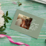 Reserve A Data Casamento de Foto do Boho com Caligrafia Verde Sim<br><div class="desc">Um elegante casamento com fotos de sábio verde e guião branco salva a data. Que apresenta um fundo verde mínimo e branco, para salvar a data, a tipografia do brushbeat. Com noivado personalizável ou apenas uma foto casual do noivo e da noiva. Pegue este casamento de na moda, salve a...</div>