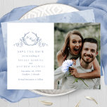 Reserve A Data Casamento de Foto Elegante Dusty Blue Monograma<br><div class="desc">Anuncie sua data de casamento com este casamento impressionante, salve o cartão de data com duas seções na frente, ao fino monograma botânico desenhado à esquerda, com elegantes iniciais de casais em tons azuis e azuis empoeirados com seus nomes, data de casamento e detalhes de localização e à direita com...</div>