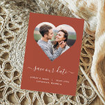 Reserve A Data Casamento de Foto em Forma de Coração Terracotta S<br><div class="desc">Avise os hóspedes para salvar a data do seu casamento com este bonito cartão com fotos minimalista. O quadro de cobertura colocará sua foto com um coração. As fotos de dimensão quadrada são preferidas. Você pode ajustar os limites da imagem clicando em "Personalizar este modelo", rolando para baixo e clicando...</div>