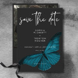 Reserve A Data Casamento de Foto Mínimo de Teal Moody Escuro<br><div class="desc">Este casamento salvou a design do cartão de data apresenta um tema escuro e modesto que é simples, mas impressionante. Um fundo negro de carvão negro é a canvas perfeita para uma mariposa azul-azul-lacrimejante solteiro, suas asas se espalham para o voo. O verso apresenta sua foto, com seus primeiros nomes....</div>