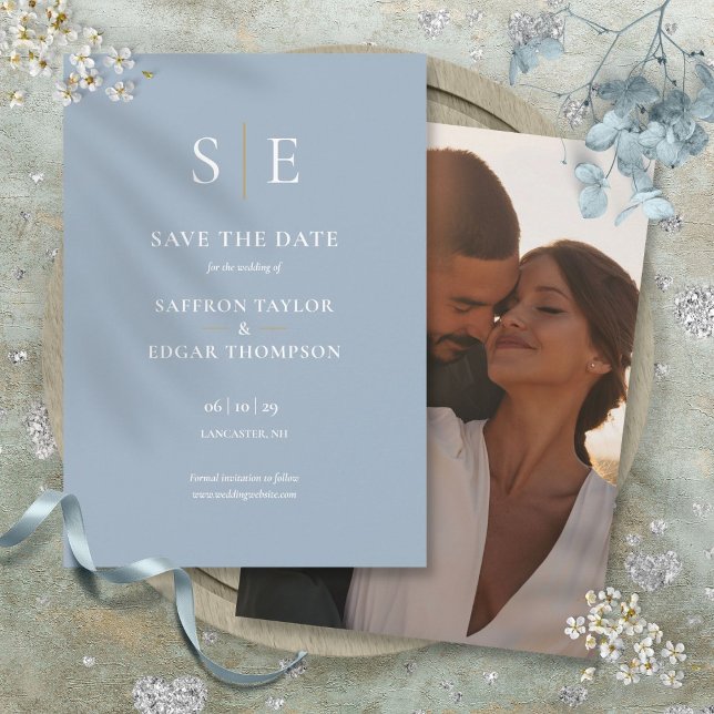 Reserve A Data Casamento de Foto Monograma Azul Poeira e Dourado (Dusty Blue And Gold Monogram Photo Wedding Save The Date)
