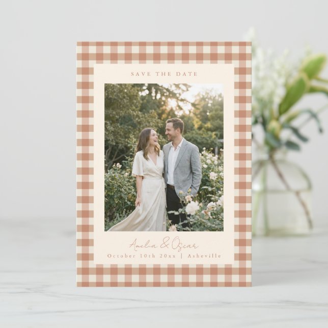 Reserve A Data Casamento de Foto Xadrez Gingham Terracota Rústica (Em pé/Frente)