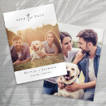 Reserve A Data Casamento de Fotografia de Caligrafia Minimalista<br><div class="desc">🎉 para marcar a data para o seu grande dia! Agora é hora de pedir aos seus convidados que "salve a data" para a sua celebração do casamento - simplesmente carregue um casal das suas fotos favoritas e adicione a data e a localização ❤️</div>