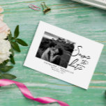 Reserve A Data Casamento de Fotografias de Caligrafia Negra e Bra<br><div class="desc">Um casamento de fotos de preto e branco, muito elegante e simples, salva a data. Que apresenta um mínimo de preto e branco para salvar a data da tipografia de brushbrashaft. Com noivado personalizável ou apenas uma foto casual do noivo e da noiva. Pegue este casamento de na moda, salve...</div>