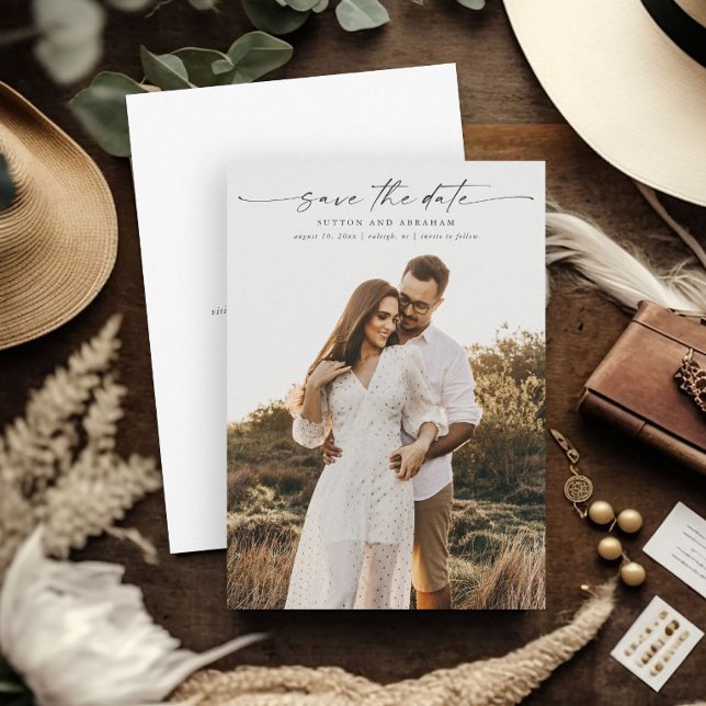 Reserve A Data Casamento de Fotografias de Script Elegante (Elegant script photo wedding save the date with modern handwritten script overlay typography.)