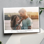 Reserve A Data Casamento de Fotos Elegante Minimalista Simples<br><div class="desc">Nosso Simples Casamento Elegante Mínimo Salve a Data é a escolha perfeita para aqueles que apreciam a elegância da simplicidade e querem colocar suas lembranças queridas na vanguarda de seu anúncio de casamento. Sua foto de noivado favorita tira o palco central, cercado por uma borda limpa e nítida. Você pode...</div>