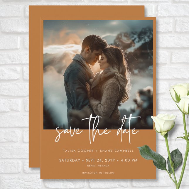 Reserve A Data Casamento de Fotos Moderna Laranja Mínimo Queimada (Minimal Dusty Burnt Orange Modern Photo Wedding Save The Date)