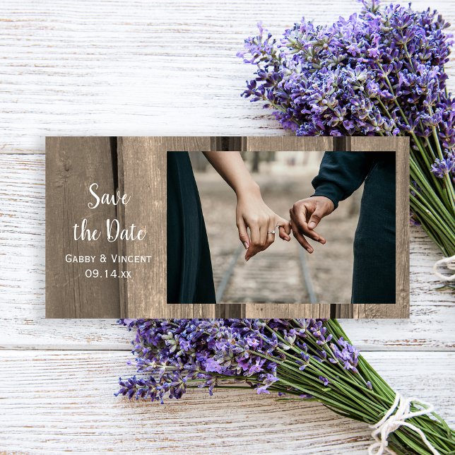 Reserve A Data Casamento de madeira do País Russo Salve a data (Set the tone for your casual barn party wedding with this rustic save the date photo card.)
