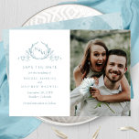 Reserve A Data Casamento de Monograma de Vidro do Mar de Foto Ele<br><div class="desc">Anuncie sua data de casamento com este casamento impressionante, salve o cartão de data com duas seções na frente, ao fino monograma botânico desenhado à esquerda, que delineia elegantemente casais em matizes de vidro com seus nomes e data de casamento e detalhes de localização e à direita com a seção...</div>